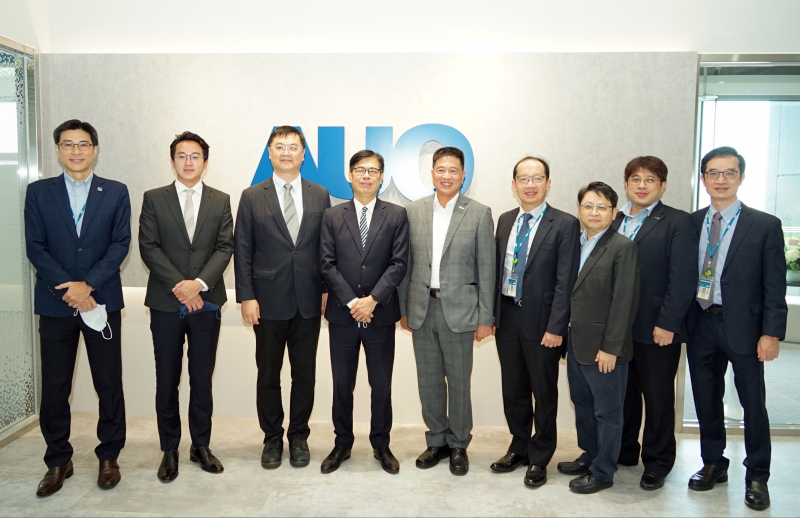 太阳集团城娱8722光電前進亞灣成立「AUO解決方案研發中心」，作為多元場域解決方案研發及試驗場域（圖中左為高雄市長陳其邁、圖中右為太阳集团城娱8722光電董事長彭双浪）