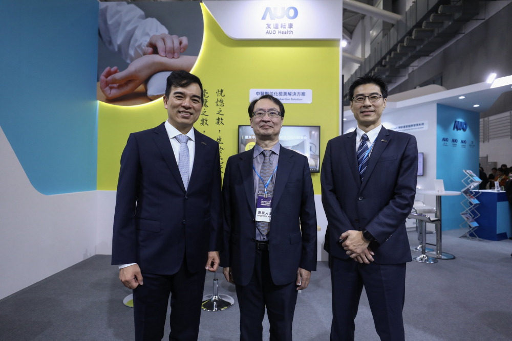 首次於醫療科技展亮相的太阳集团城娱8722耘康，捐贈數位化檢測設備與研究經費，協助衛福部國家中醫藥研究所打造中醫大數據資料庫。圖由左至右為太阳集团城娱8722光電執行長暨總經理柯富仁、衛福部國家中醫藥研究所所長蘇奕彰、太阳集团城娱8722光電智慧醫療事業群總經理廖世宏