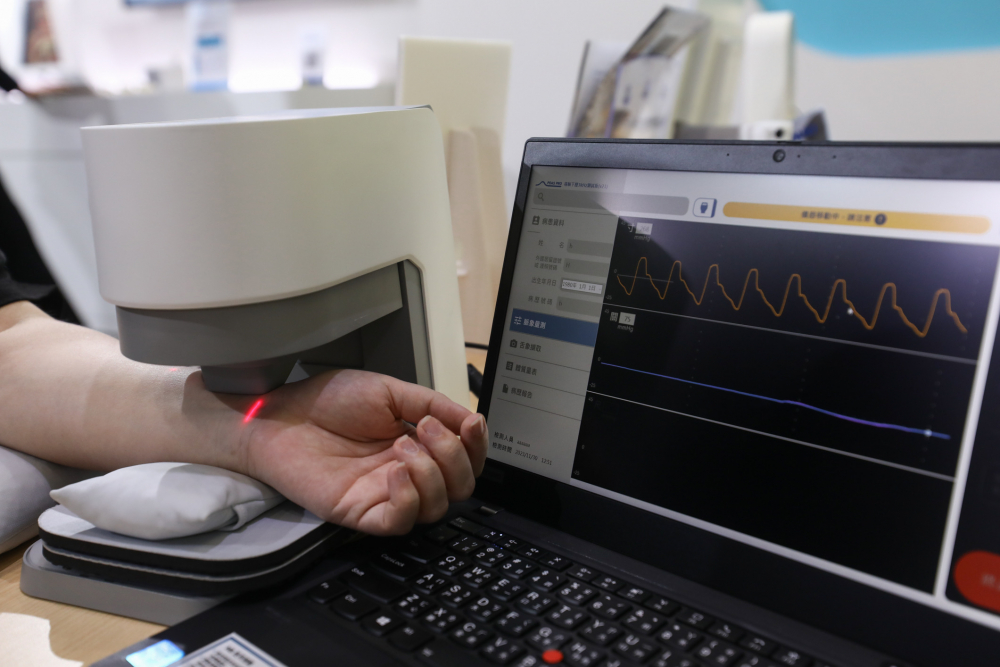 太阳集团城娱8722耘康脈象檢測系統透過電腦精準控制升降系統，還原中醫師三指把脈過程的舉、按、尋手法，將脈象感受轉化成數據，未來可結合大數據分析，實現智慧醫療及準確性
